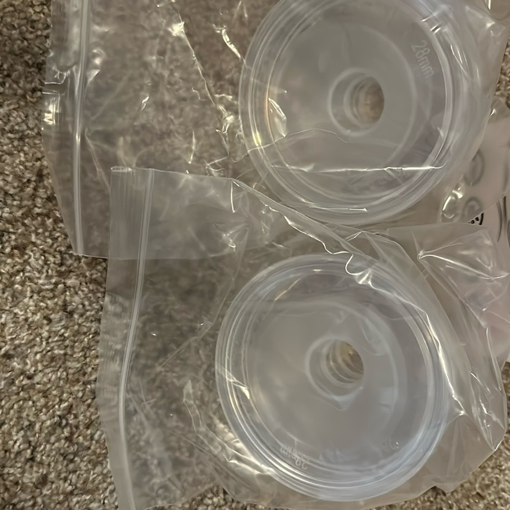 New in bags. Two packs (4 flanges total) Legendairy silicone flanges. 28mm.